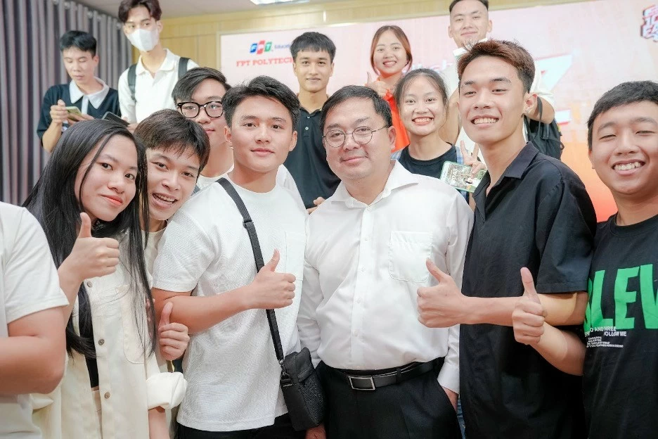 Ông Hoàng Nam Tiến được nhiều độc giả, đặc biệt là các bạn trẻ yêu mến. Ông Hoàng Nam Tiến được nhiều độc giả, đặc biệt là các bạn trẻ yêu mến.