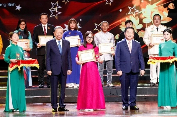 Hồ Chí Minh - Hành trình khát vọng 2024: Tôn vinh các tập thể, cá nhân điển hình tiên tiến tiêu biểu toàn quốc Hồ Chí Minh - Hành trình khát vọng 2024: Tôn vinh các tập thể, cá nhân điển hình tiên tiến tiêu biểu toàn quốc