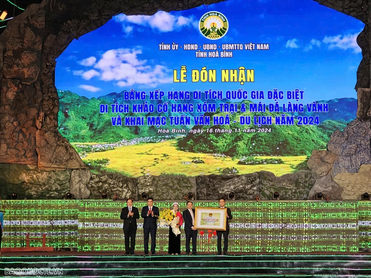 Bằng xếp hạng di tích quốc gia đặc biệt di tích khảo cổ Hang xóm Trại, Mái đá làng Vành cho Đảng bộ, chính quyền và Nhân dân tỉnh Hòa Bình Bằng xếp hạng di tích quốc gia đặc biệt di tích khảo cổ Hang xóm Trại, Mái đá làng Vành cho Đảng bộ, chính quyền và Nhân dân tỉnh Hòa Bình