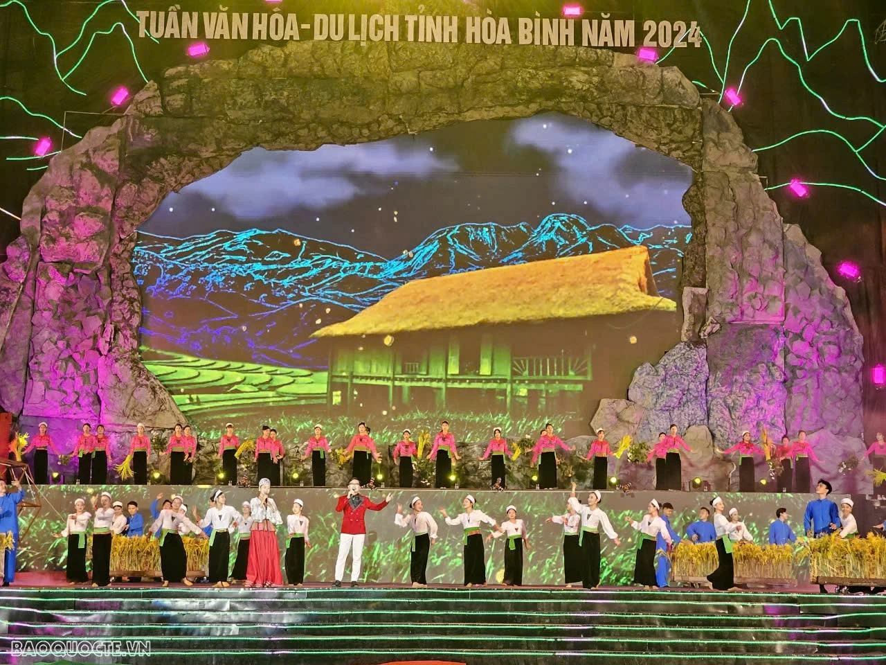 Hòa Bình nằm ở cửa ngõ vùng Tây Bắc của tổ quốc, là vùng đất có truyền thống lịch sử văn hóa lâu đời, Hòa Bình nằm ở cửa ngõ vùng Tây Bắc của tổ quốc, là vùng đất có truyền thống lịch sử văn hóa lâu đời,