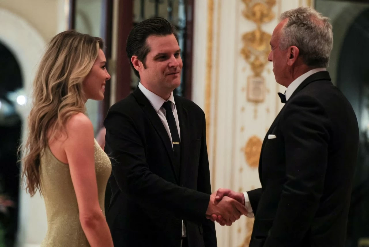 Người được Donald Trump đề cử làm Tổng chưởng lý Matt Gaetz bắt tay với người được Trump đề cử làm người đứng đầu Bộ Y tế và Dịch vụ Nhân sinh, Robert F. Kennedy Jr. Người được Donald Trump đề cử làm Tổng chưởng lý Matt Gaetz bắt tay với người được Trump đề cử làm người đứng đầu Bộ Y tế và Dịch vụ Nhân sinh, Robert F. Kennedy Jr.