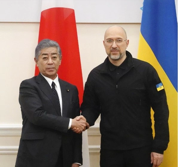 Thủ tướng Ukraine Denys Shmyhal (phải) và Ngoại trưởng Nhật Bản Takeshi Iwaya trong cuộc gặp tại Kiev, ngày 16/11. (Nguồn: Kyodo). Thủ tướng Ukraine Denys Shmyhal (phải) và Ngoại trưởng Nhật Bản Takeshi Iwaya trong cuộc gặp tại Kiev, ngày 16/11. (Nguồn: Kyodo).