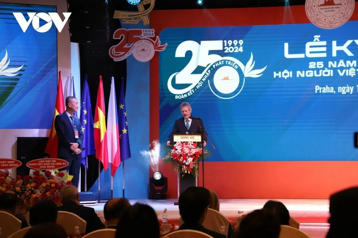 Chủ tịch Thượng viện Séc Milos Vystrcil gửi lời chúc mừng lễ kỷ niệm 25 năm thành lập của Hội người Việt tại Séc, ghi nhận những đóng góp to lớn của Cộng đồng người Việt đối với Cộng hòa Séc. Chủ tịch Thượng viện Séc Milos Vystrcil gửi lời chúc mừng lễ kỷ niệm 25 năm thành lập của Hội người Việt tại Séc, ghi nhận những đóng góp to lớn của Cộng đồng người Việt đối với Cộng hòa Séc.