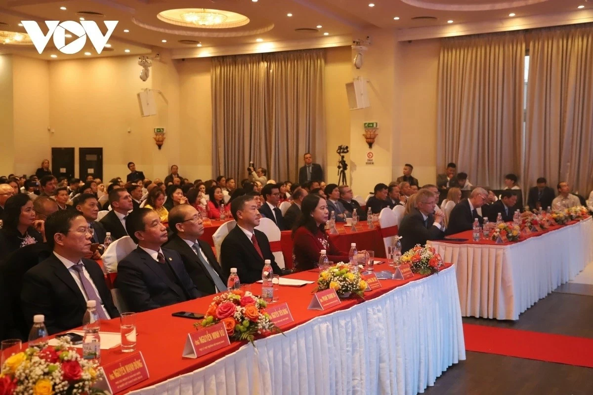 Đoàn đại biểu, các vị khách quý và hàng trăm kiều bào tham dự Lễ kỷ niệm 25 năm thành lập Hội người Việt Nam tại Czech. (Nguồn: VOV) Đoàn đại biểu, các vị khách quý và hàng trăm kiều bào tham dự Lễ kỷ niệm 25 năm thành lập Hội người Việt Nam tại Czech. (Nguồn: VOV)