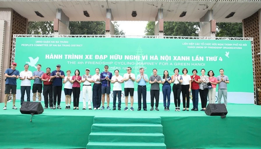 Hàng trăm nhà ngoại giao tham gia hành trình xe đạp hữu nghị vì Hà Nội xanh Hàng trăm nhà ngoại giao tham gia hành trình xe đạp hữu nghị vì Hà Nội xanh