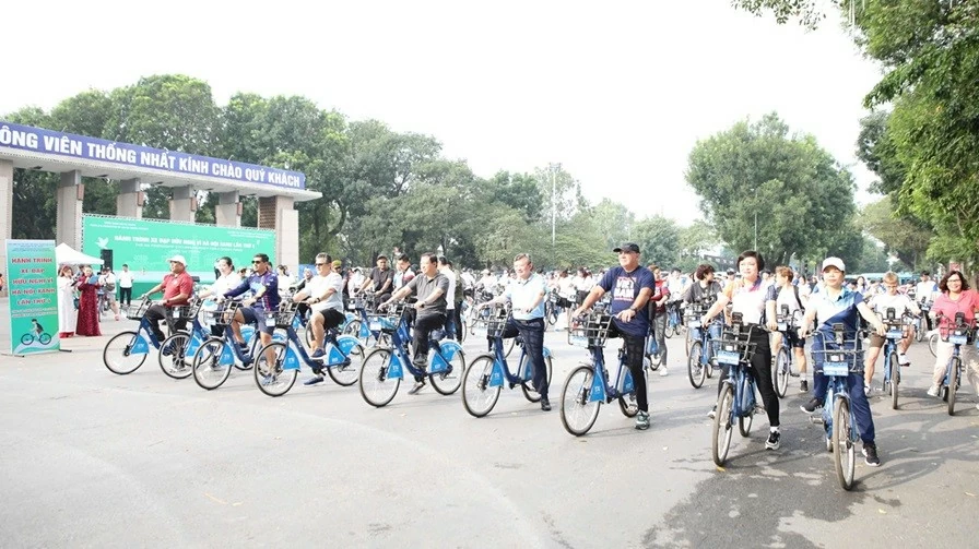Hàng trăm nhà ngoại giao tham gia hành trình xe đạp hữu nghị vì Hà Nội xanh Hàng trăm nhà ngoại giao tham gia hành trình xe đạp hữu nghị vì Hà Nội xanh