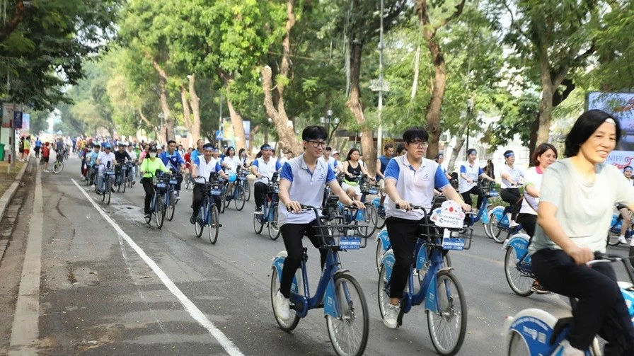 Hàng trăm nhà ngoại giao tham gia hành trình xe đạp hữu nghị vì Hà Nội xanh Hàng trăm nhà ngoại giao tham gia hành trình xe đạp hữu nghị vì Hà Nội xanh