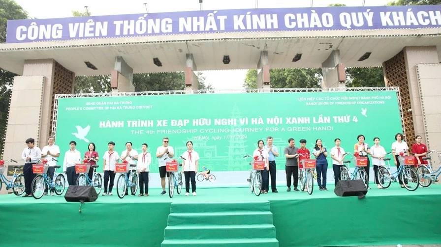 Hàng trăm nhà ngoại giao tham gia hành trình xe đạp hữu nghị vì Hà Nội xanh Hàng trăm nhà ngoại giao tham gia hành trình xe đạp hữu nghị vì Hà Nội xanh