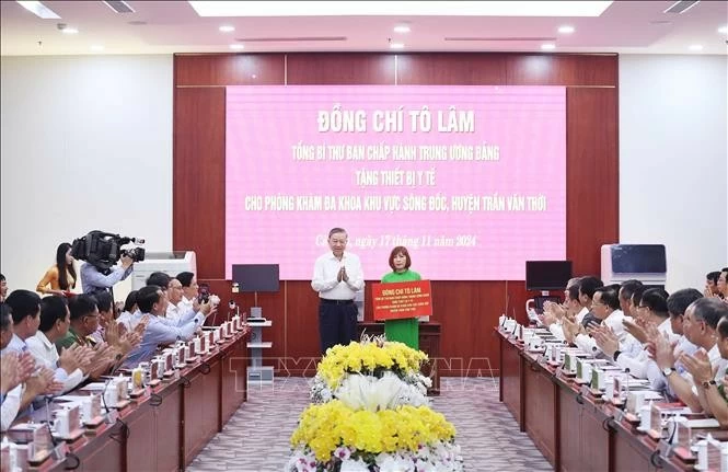 Tổng Bí thư Tô Lâm đề nghị Cà Mau tiếp tục đẩy nhanh tháo gỡ điểm nghẽn, rào cản cho phát triển Tổng Bí thư Tô Lâm đề nghị Cà Mau tiếp tục đẩy nhanh tháo gỡ điểm nghẽn, rào cản cho phát triển