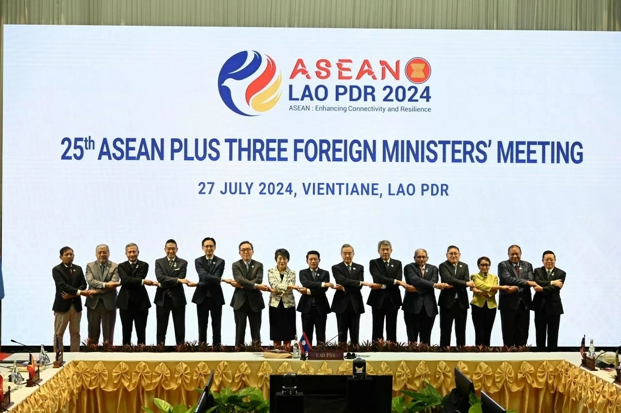 Việt Nam cùng ASEAN: Đổi mới để bay cao, sáng tạo để vươn xa, hội nhập để phát triển Việt Nam cùng ASEAN: Đổi mới để bay cao, sáng tạo để vươn xa, hội nhập để phát triển