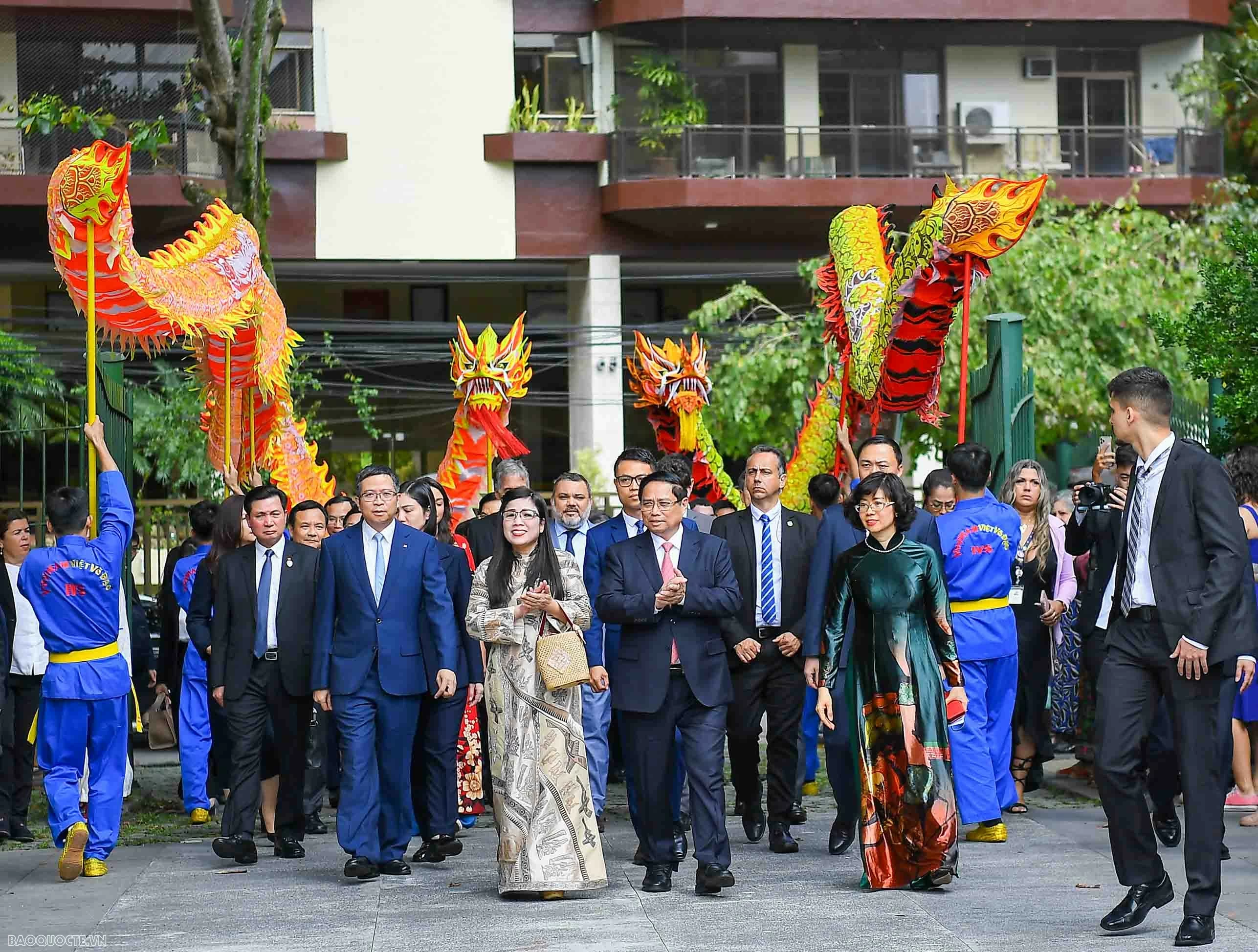 Hội tụ tinh hoa ngàn năm văn hoá - Vươn mình trong kỷ nguyên giàu mạnh, thịnh vượng Thủ tướng Phạm Minh Chính tặng tò he, rối nước cho bạn bè Brazil