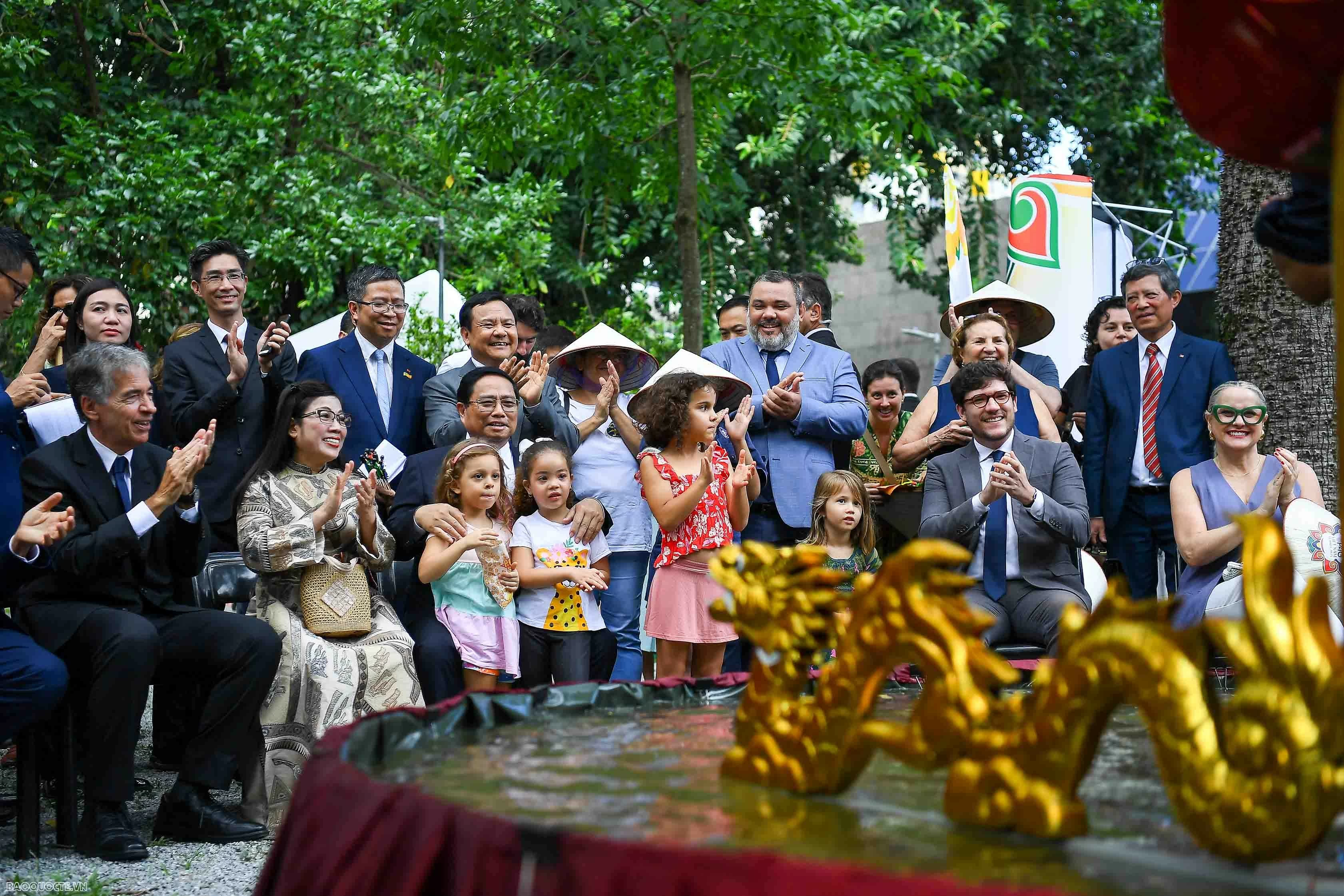 Hội tụ tinh hoa ngàn năm văn hoá - Vươn mình trong kỷ nguyên giàu mạnh, thịnh vượng Hội tụ tinh hoa ngàn năm văn hoá - Vươn mình trong kỷ nguyên giàu mạnh, thịnh vượng