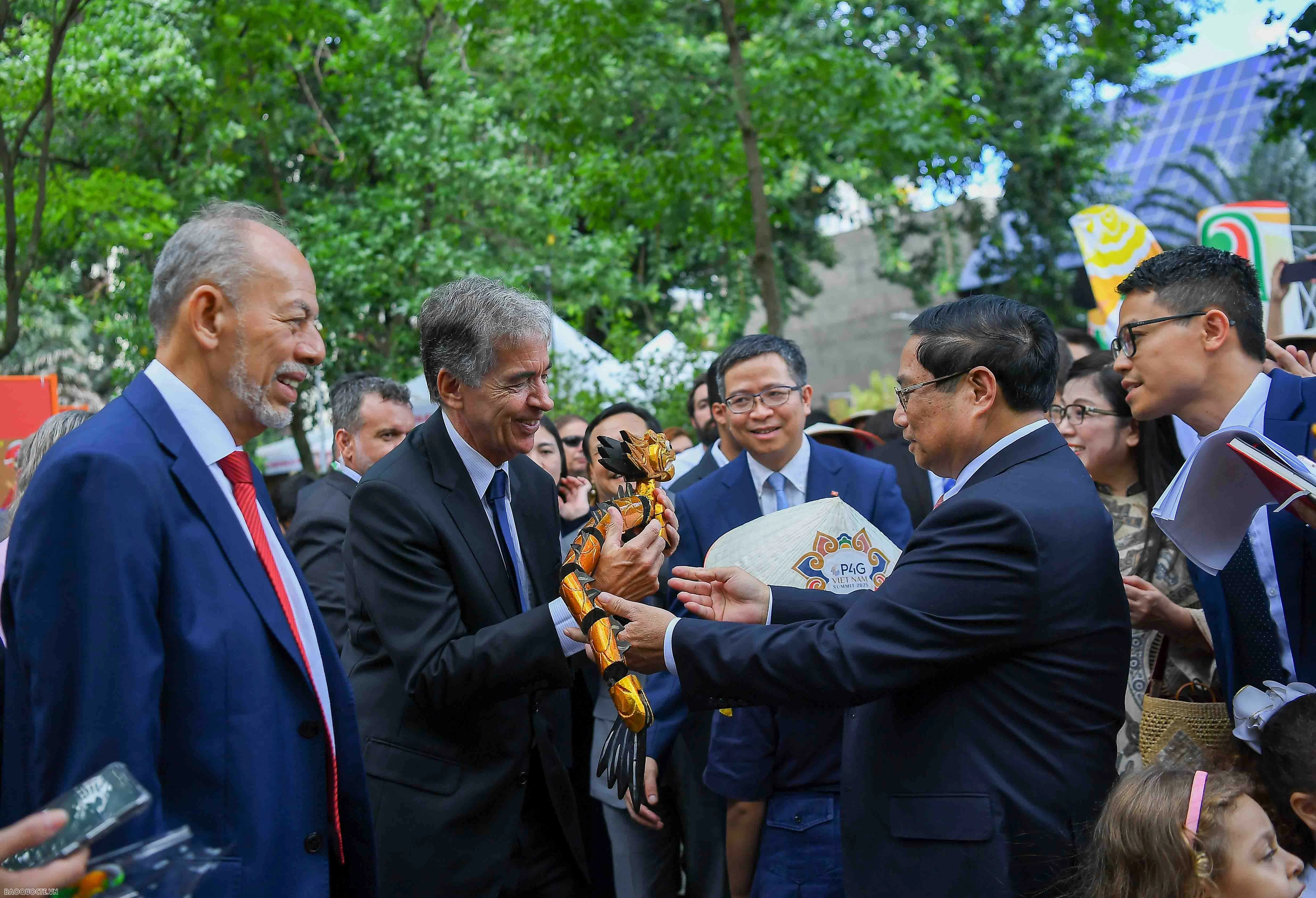Thủ tướng Phạm Minh Chính tặng tòhe, rối nước cho bạn bè Brazil Thủ tướng Phạm Minh Chính tặng tòhe, rối nước cho bạn bè Brazil