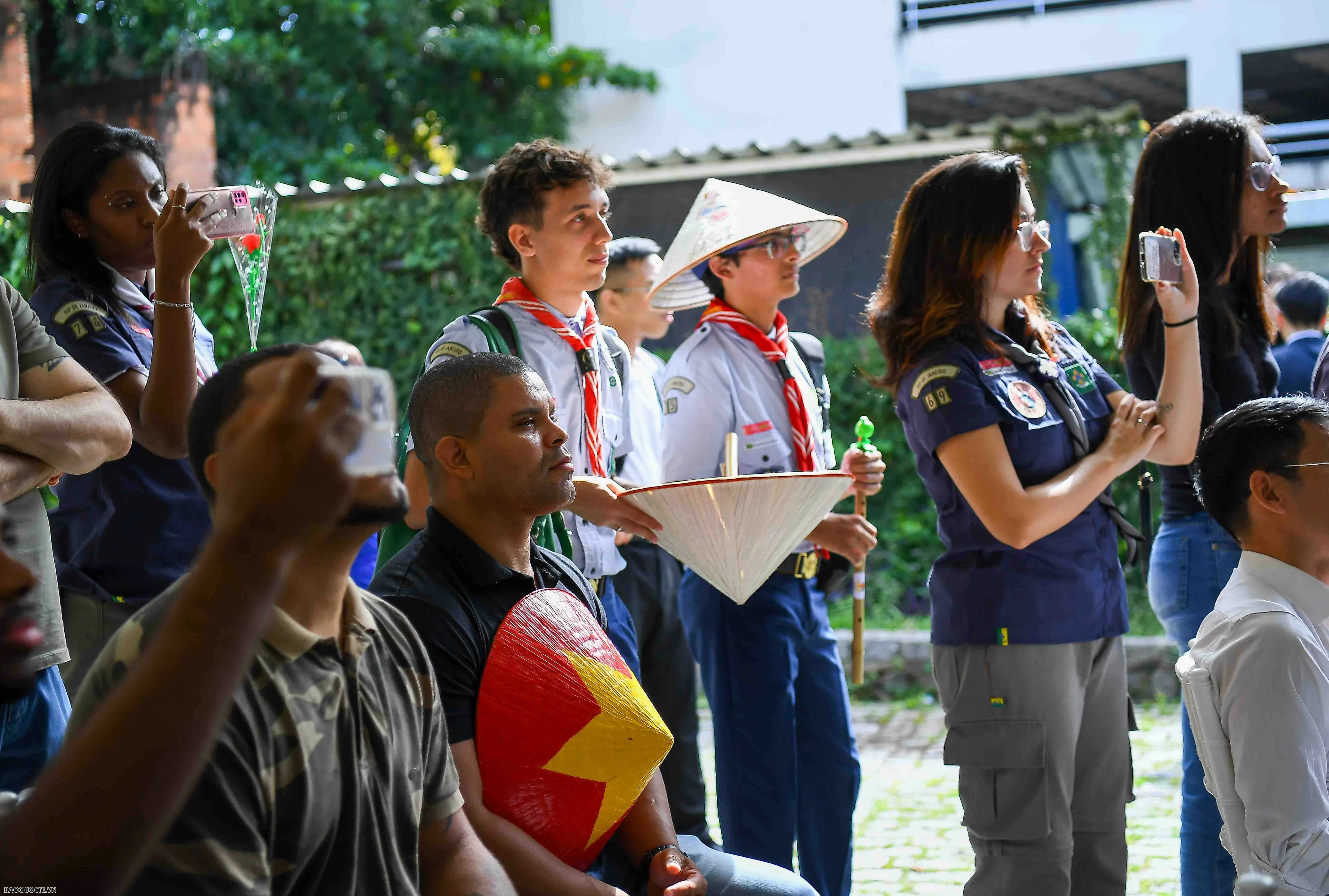 Thủ tướng Phạm Minh Chính tặng tòhe, rối nước cho bạn bè Brazil Thủ tướng Phạm Minh Chính tặng tòhe, rối nước cho bạn bè Brazil