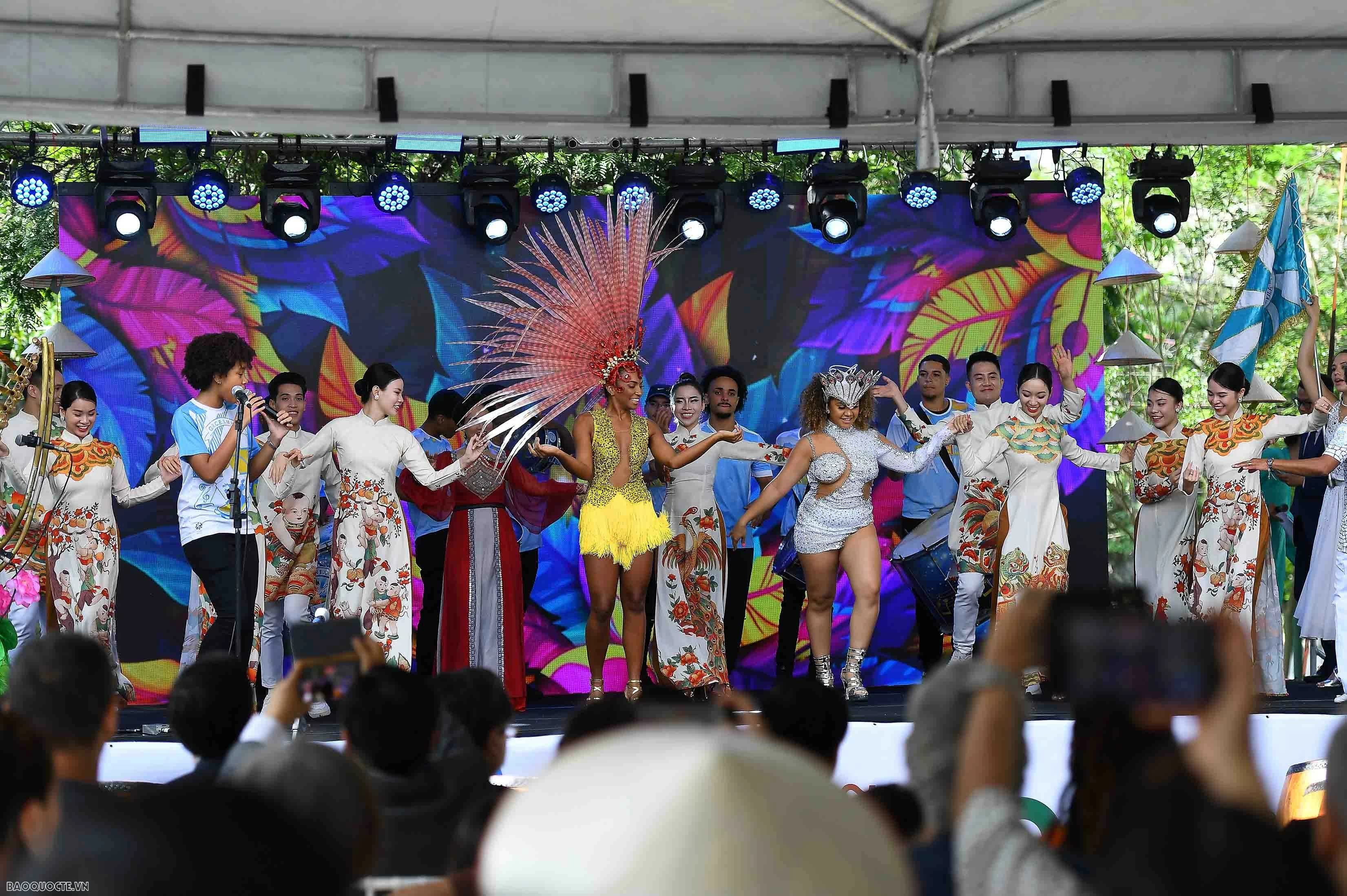 Thủ tướng Phạm Minh Chính tặng tòhe, rối nước cho bạn bè Brazil Thủ tướng Phạm Minh Chính tặng tòhe, rối nước cho bạn bè Brazil