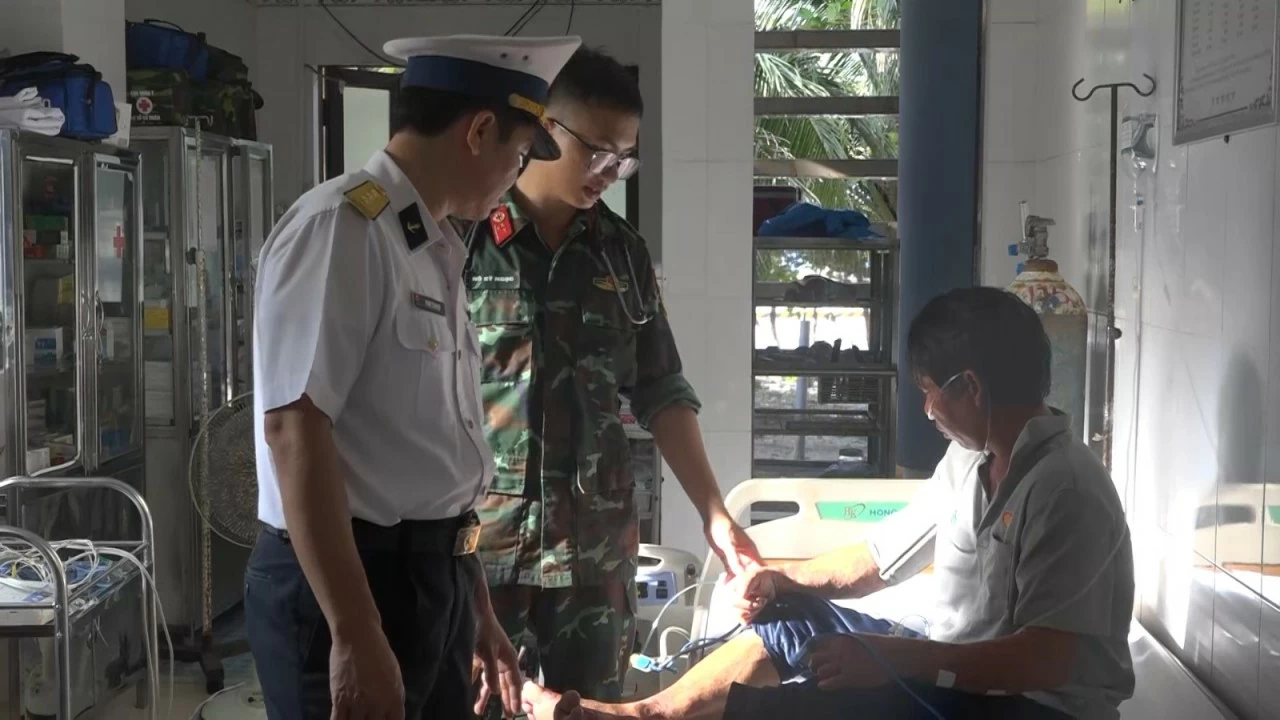 Vùng 4 Hải quân tiếp nhận và điều trị cho ngư dân Phú Yên Vùng 4 Hải quân tiếp nhận và điều trị cho ngư dân Phú Yên