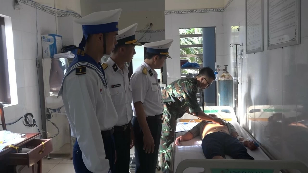 Vùng 4 Hải quân tiếp nhận và điều trị cho ngư dân Phú Yên Vùng 4 Hải quân tiếp nhận và điều trị cho ngư dân Phú Yên