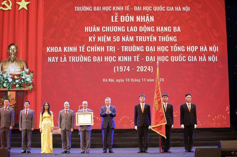 Tổng Bí thư Tô Lâm trao Huân chương Lao động hạng Ba cho Trường Đại học Kinh tế (ĐHQGHN). Tổng Bí thư Tô Lâm trao Huân chương Lao động hạng Ba cho Trường Đại học Kinh tế (ĐHQGHN).