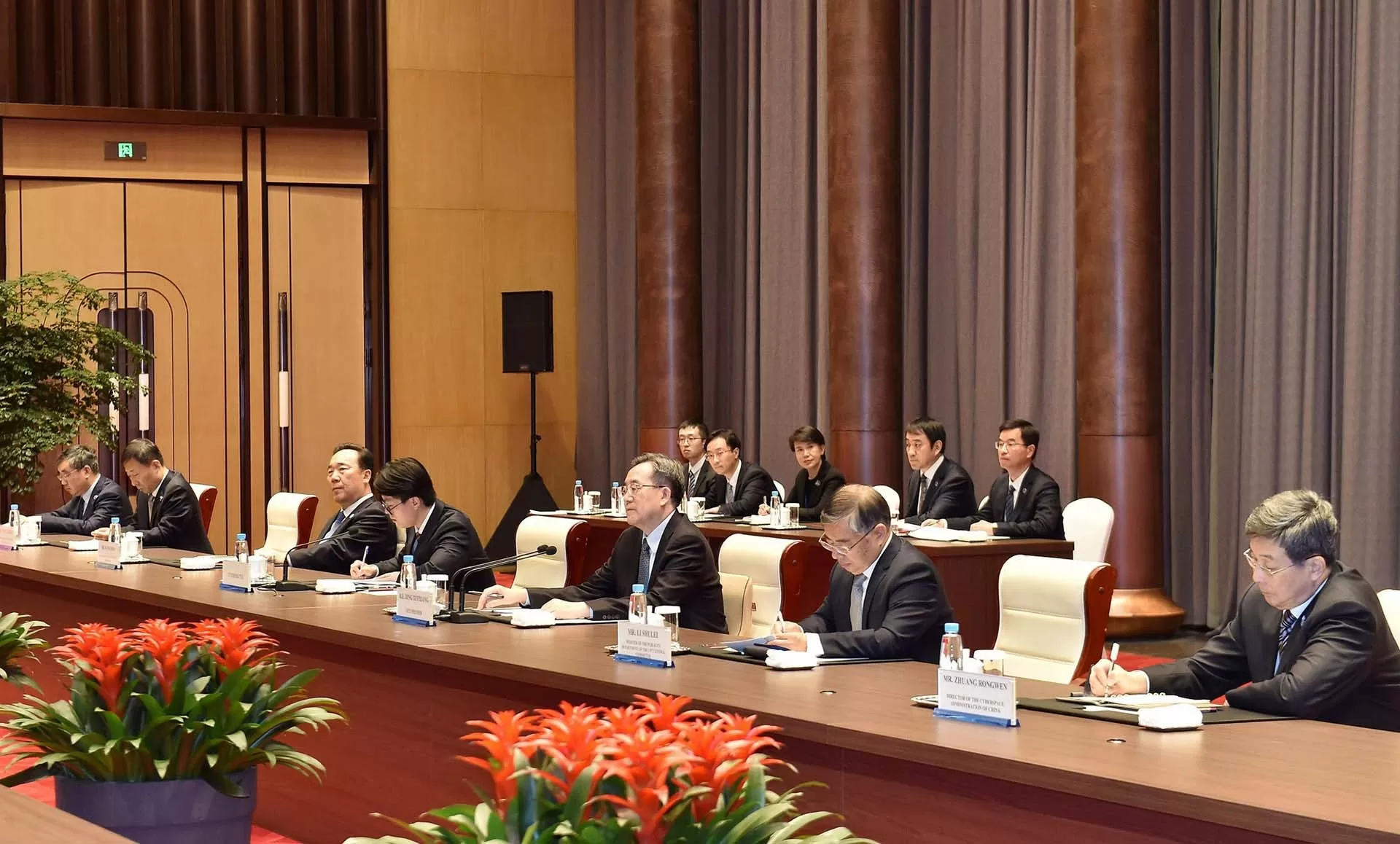 Phó Thủ tướng Lê Thành Long hội đàm với Ủy viên Thường vụ Bộ Chính trị, Phó Thủ tướng Quốc vụ viện Trung Quốc Đinh Tiết Tường Phó Thủ tướng Lê Thành Long hội đàm với Ủy viên Thường vụ Bộ Chính trị, Phó Thủ tướng Quốc vụ viện Trung Quốc Đinh Tiết Tường