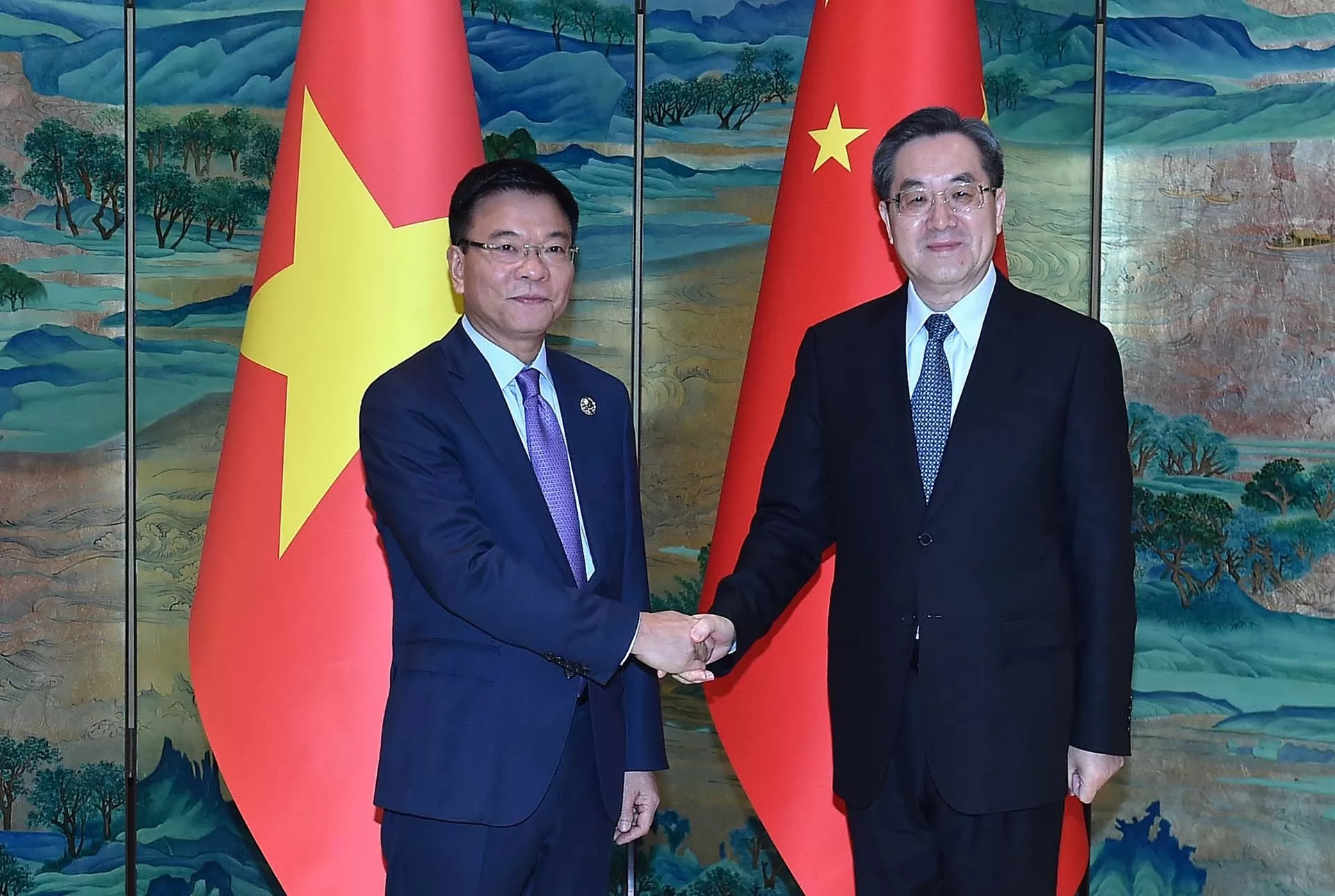 Phó Thủ tướng Lê Thành Long hội đàm với Ủy viên Thường vụ Bộ Chính trị, Phó Thủ tướng Quốc vụ viện Trung Quốc Đinh Tiết Tường Phó Thủ tướng Lê Thành Long hội đàm với Ủy viên Thường vụ Bộ Chính trị, Phó Thủ tướng Quốc vụ viện Trung Quốc Đinh Tiết Tường