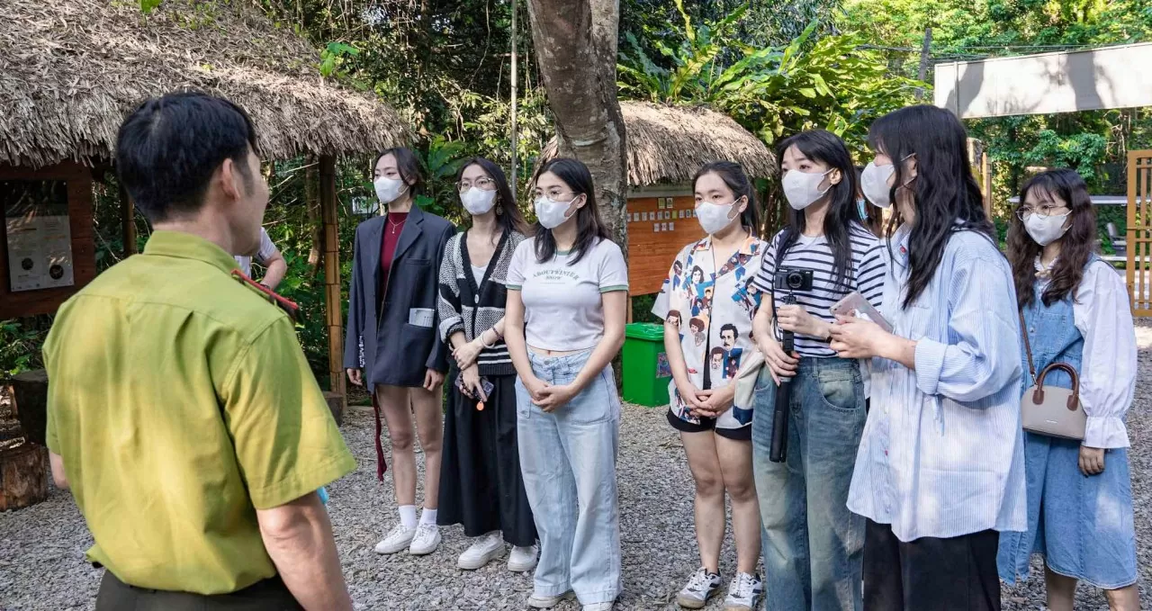 Các du khách được lắng nghe những chia sẻ chân thật về Vườn Quốc gia Cúc Phương và nghề Kiểm lâm Các du khách được lắng nghe những chia sẻ chân thật về Vườn Quốc gia Cúc Phương và nghề Kiểm lâm