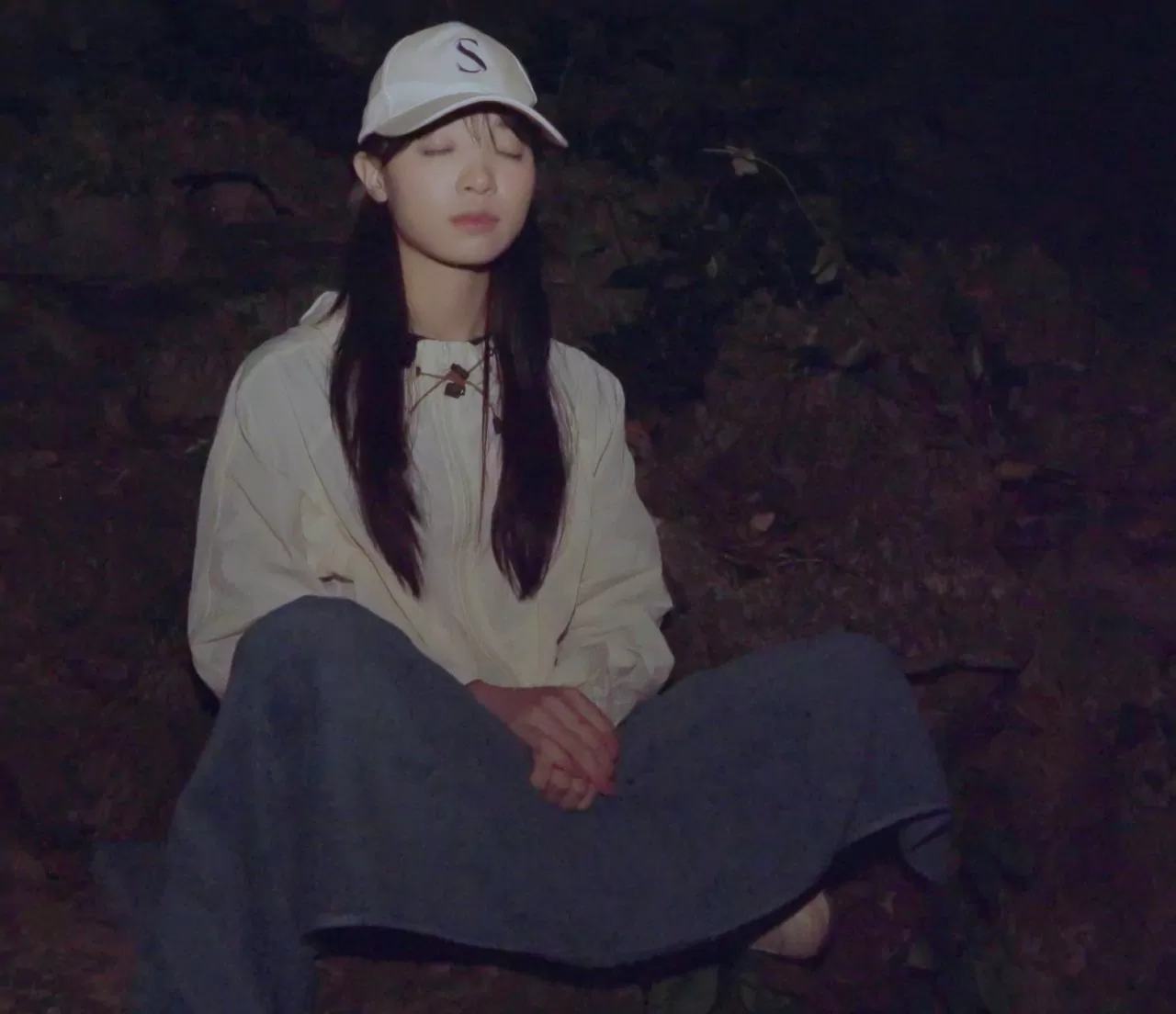 Các du khách thực hành thiền định giữa Rừng Già Cúc Phương Các du khách thực hành thiền định giữa Rừng Già Cúc Phương