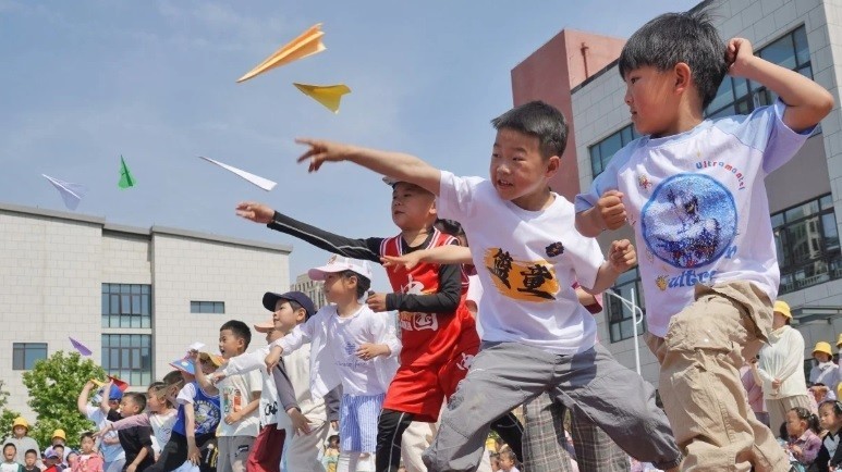 khung hoang nhan khau hoc lan rong mot dia phuong vung xa trung quoc san sang chi dam de khuyen khich sinh con