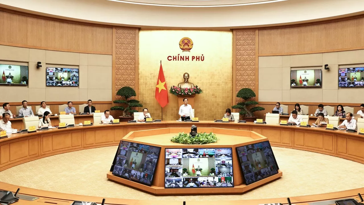 Phó Thủ tướng Bùi Thanh Sơn nhấn mạnh việc nghiên cứu kỹ, áp dụng hiệu quả cơ chế chính sách, quy định để thúc đẩy tiến độ giải ngân đầu tư công. (Nguồn: VGP News) Phó Thủ tướng Bùi Thanh Sơn nhấn mạnh việc nghiên cứu kỹ, áp dụng hiệu quả cơ chế chính sách, quy định để thúc đẩy tiến độ giải ngân đầu tư công. (Nguồn: VGP News)
