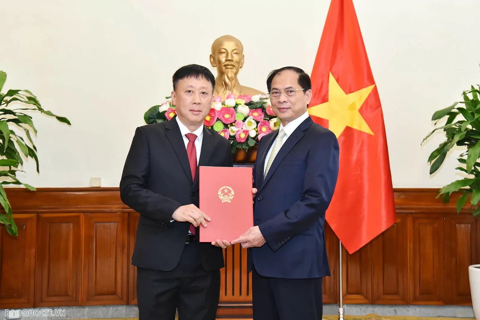 Tại buổi lễ, Ủy viên Trung ương Đảng, Bộ trưởng Ngoại giao Bùi Thanh Sơn trao quyết định bổ nhiệm ông Ngô Phương Nghị, Quyền Cục trưởng, Cục Phục vụ ngoại giao đoàn, giữ chức Cục trưởng, Cục Phục vụ ngoại giao đoàn. Tại buổi lễ, Ủy viên Trung ương Đảng, Bộ trưởng Ngoại giao Bùi Thanh Sơn trao quyết định bổ nhiệm ông Ngô Phương Nghị, Quyền Cục trưởng, Cục Phục vụ ngoại giao đoàn, giữ chức Cục trưởng, Cục Phục vụ ngoại giao đoàn.