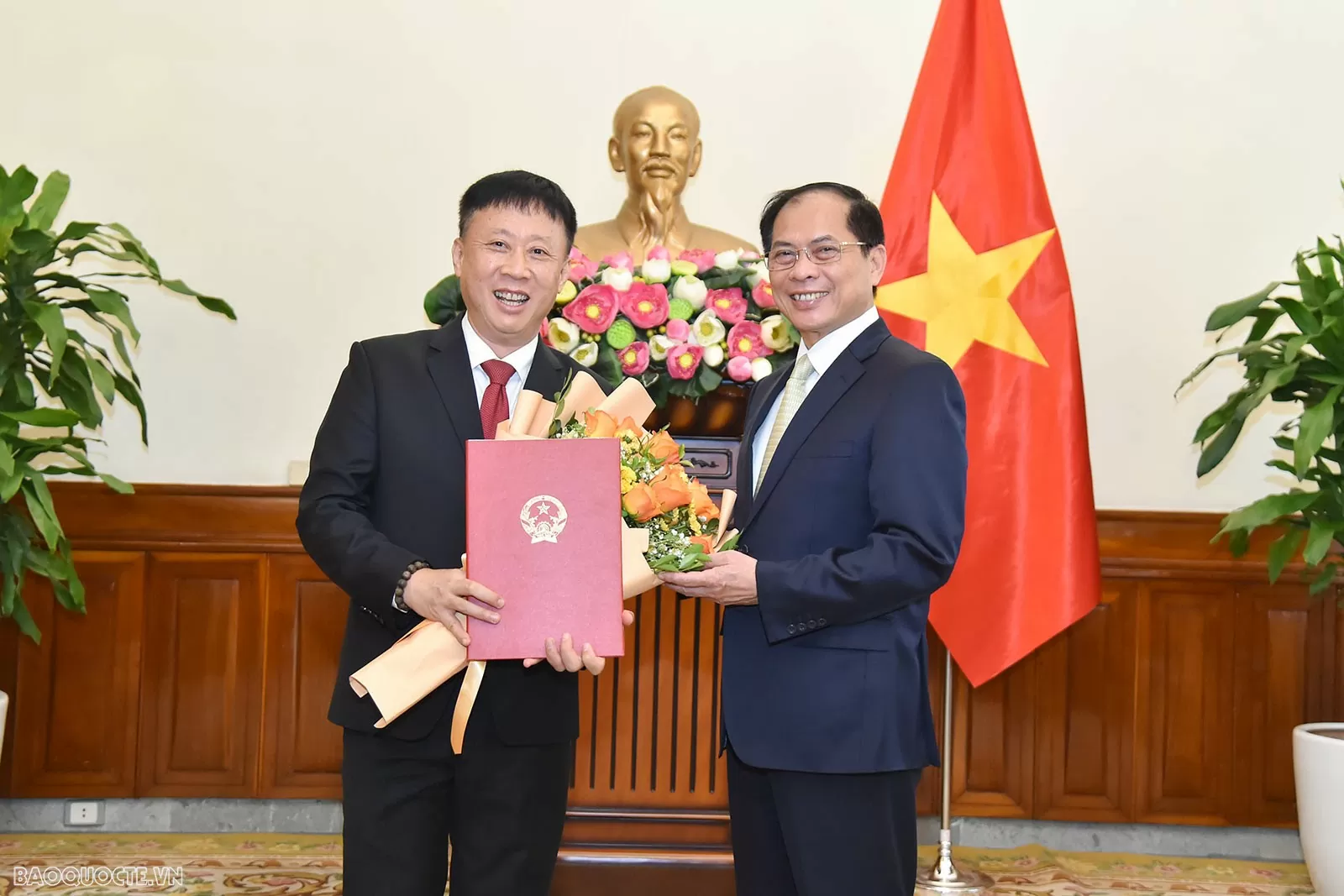 Với ông Ngô Phương Nghị, Phó Thủ tướng, Bộ trưởng nhấn mạnh, Cục Phục vụ ngoại giao đoàn đang quản lý khối lượng tài sản công lớn, thực hiện nhiệm vụ cung cấp dịch vụ trực tiếp với các cơ quan đại diện, tổ chức quốc tế tại Việt Nam. Phó Thủ tướng, Bộ trưởng mong muốn tân Cục trưởng tiếp tục phát huy kinh nghiệm, đẩy mạnh hoạt động số hóa dữ liệu, tiếp tục xây dựng cơ sở vật chất đang quản lý theo hướng hiện đại và chăm lo tốt cho đời sống cán bộ, công chức, viên chức, người lao động của đơn vị. Với ông Ngô Phương Nghị, Phó Thủ tướng, Bộ trưởng nhấn mạnh, Cục Phục vụ ngoại giao đoàn đang quản lý khối lượng tài sản công lớn, thực hiện nhiệm vụ cung cấp dịch vụ trực tiếp với các cơ quan đại diện, tổ chức quốc tế tại Việt Nam. Phó Thủ tướng, Bộ trưởng mong muốn tân Cục trưởng tiếp tục phát huy kinh nghiệm, đẩy mạnh hoạt động số hóa dữ liệu, tiếp tục xây dựng cơ sở vật chất đang quản lý theo hướng hiện đại và chăm lo tốt cho đời sống cán bộ, công chức, viên chức, người lao động của đơn vị.