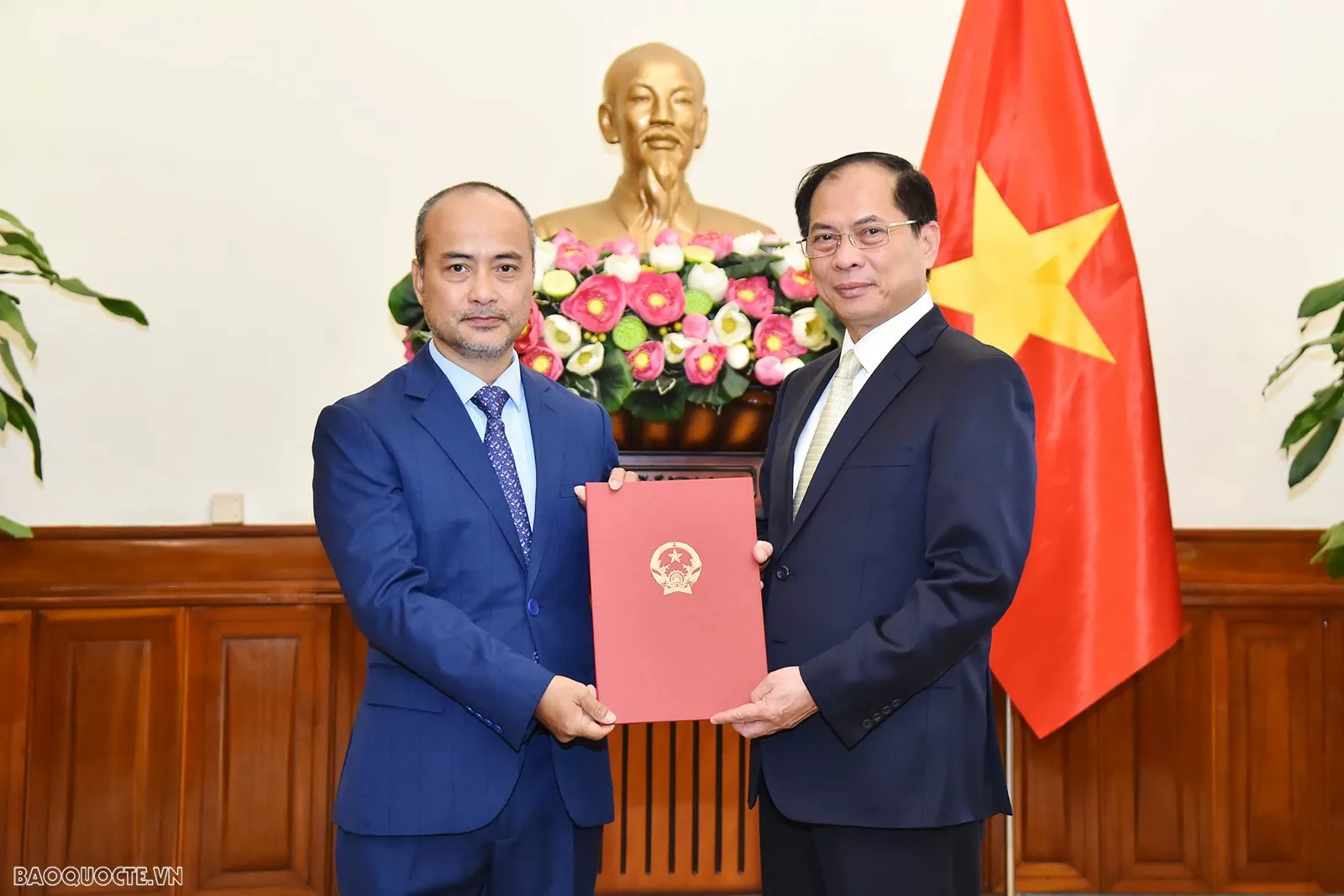 Ủy viên Trung ương Đảng, Bộ trưởng Ngoại giao Bùi Thanh Sơn trao quyết định tiếp nhận và điều động ông Nguyễn Trung Kiên, nguyên Đại sứ Việt Nam tại Áo, kết thúc nhiệm kỳ về nước, giữ chức Vụ trưởng, Vụ Nghiên cứu tổng hợp, Ủy ban Nhà nước về người Việt Nam ở nước ngoài. Ủy viên Trung ương Đảng, Bộ trưởng Ngoại giao Bùi Thanh Sơn trao quyết định tiếp nhận và điều động ông Nguyễn Trung Kiên, nguyên Đại sứ Việt Nam tại Áo, kết thúc nhiệm kỳ về nước, giữ chức Vụ trưởng, Vụ Nghiên cứu tổng hợp, Ủy ban Nhà nước về người Việt Nam ở nước ngoài.