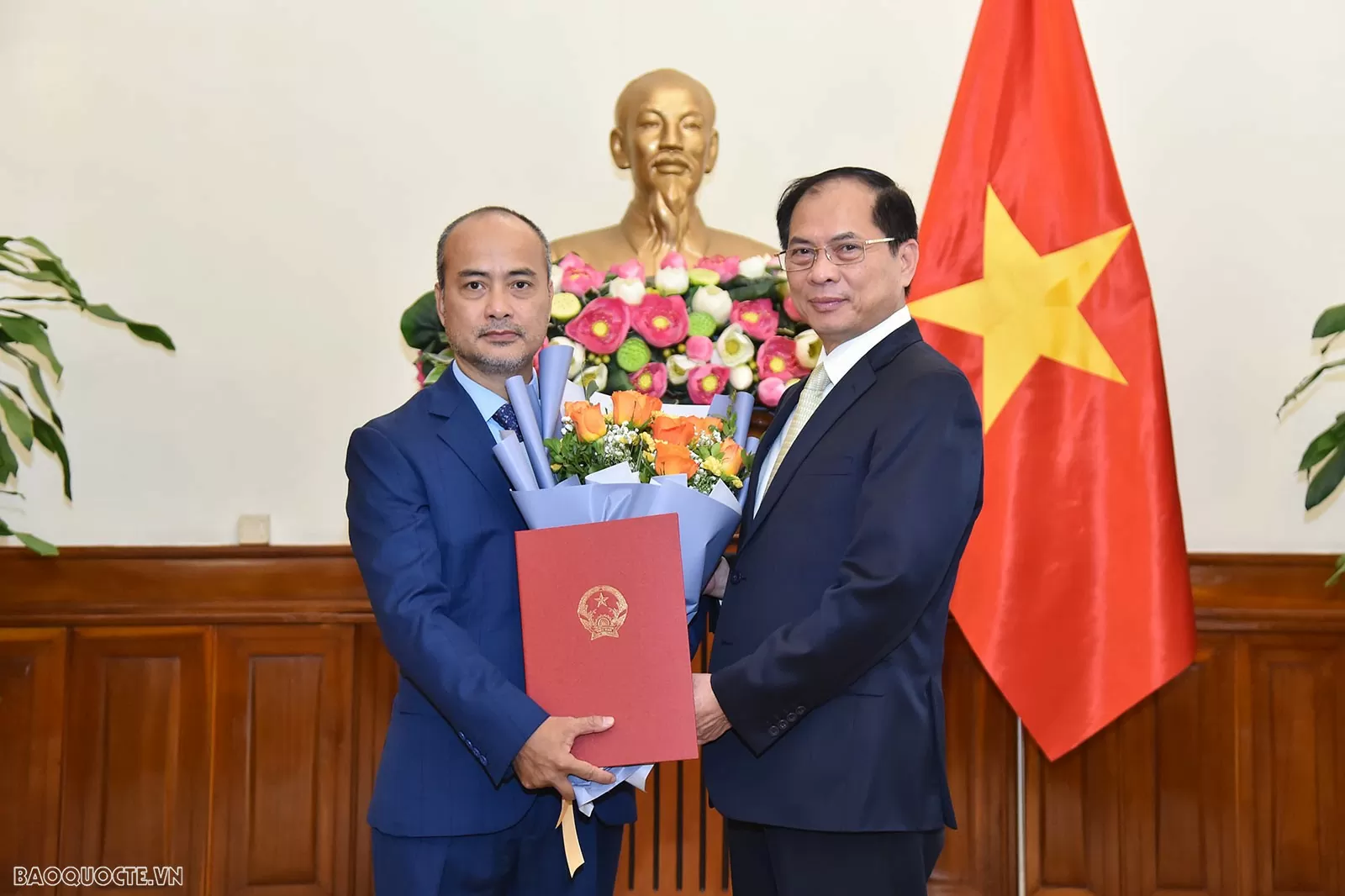 Với ông Nguyễn Trung Kiên, Phó Thủ tướng, Bộ trưởng cho rằng, Bộ đang tiếp tục sắp xếp, kiện toàn công tác cán bộ, nâng cao năng lực cho các đơn vị, trong đó có Ủy ban Nhà nước về người Việt Nam ở nước ngoài. Đánh giá cao năng lực, kinh nghiệm công tác đối ngoại của ông Nguyễn Trung Kiên, Phó Thủ tướng, Bộ trưởng mong muốn tân Vụ trưởng sẽ tiếp tục có nhiều sáng kiến cho đơn vị mới, đóng góp tích cực vào công tác người Việt Nam ở nước ngoài. Với ông Nguyễn Trung Kiên, Phó Thủ tướng, Bộ trưởng cho rằng, Bộ đang tiếp tục sắp xếp, kiện toàn công tác cán bộ, nâng cao năng lực cho các đơn vị, trong đó có Ủy ban Nhà nước về người Việt Nam ở nước ngoài. Đánh giá cao năng lực, kinh nghiệm công tác đối ngoại của ông Nguyễn Trung Kiên, Phó Thủ tướng, Bộ trưởng mong muốn tân Vụ trưởng sẽ tiếp tục có nhiều sáng kiến cho đơn vị mới, đóng góp tích cực vào công tác người Việt Nam ở nước ngoài.