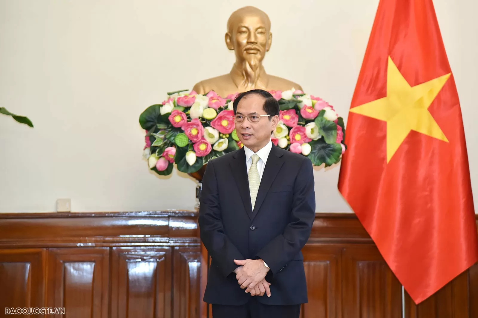 Phát biểu tại lễ trao quyết định, Ủy viên Trung ương Đảng, Phó Thủ tướng, Bộ trưởng Ngoại giao Bùi Thanh Sơn chúc mừng các cán bộ được điều động vào vị trí công tác mới; đồng thời khẳng định đây là sự tin tưởng của Ban cán sự Đảng Bộ đối với năng lực, kinh nghiệm công tác của các ông Ngô Phương Nghị và Nguyễn Trung Kiên. Phát biểu tại lễ trao quyết định, Ủy viên Trung ương Đảng, Phó Thủ tướng, Bộ trưởng Ngoại giao Bùi Thanh Sơn chúc mừng các cán bộ được điều động vào vị trí công tác mới; đồng thời khẳng định đây là sự tin tưởng của Ban cán sự Đảng Bộ đối với năng lực, kinh nghiệm công tác của các ông Ngô Phương Nghị và Nguyễn Trung Kiên.