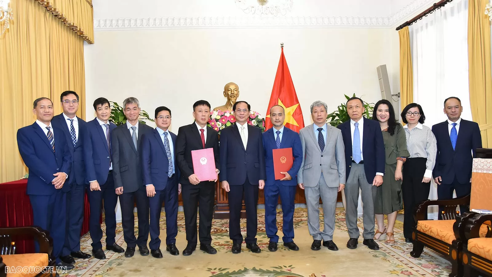 Tham dự buổi lễ trao quyết định có đồng chí Trần Ngọc An, Vụ trưởng Vụ Tổ chức cán bộ và lãnh đạo các đơn vị có liên quan của Bộ Ngoại giao. Tham dự buổi lễ trao quyết định có đồng chí Trần Ngọc An, Vụ trưởng Vụ Tổ chức cán bộ và lãnh đạo các đơn vị có liên quan của Bộ Ngoại giao.