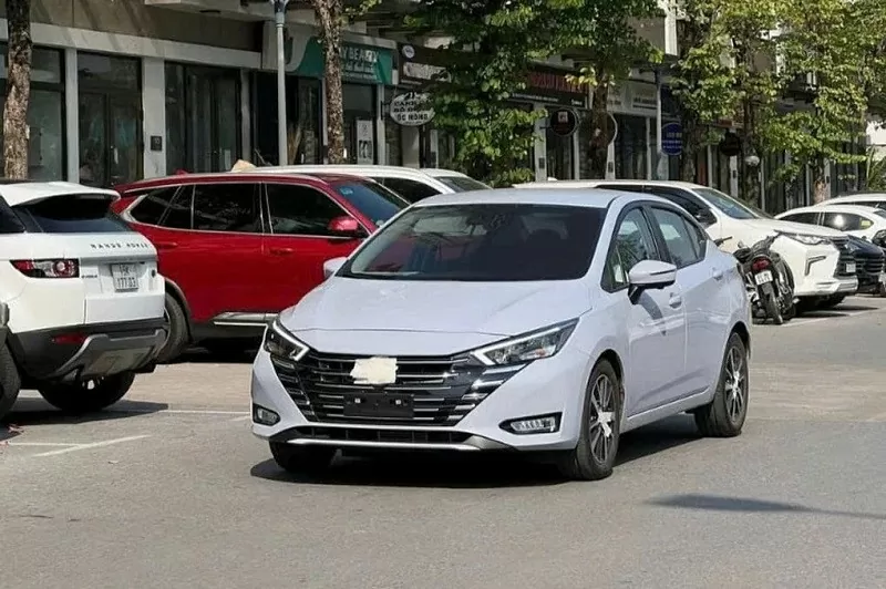 Chiếc Nissan Almera 2024 bị bắt gặp trên phố được trang bị mâm hợp kim giống bản cao cấp tại Thái Lan, khác với chiếc xuất hiện trong một trung tâm đăng kiểm khí thải ở Hà Nội vào tháng 6 Chiếc Nissan Almera 2024 bị bắt gặp trên phố được trang bị mâm hợp kim giống bản cao cấp tại Thái Lan, khác với chiếc xuất hiện trong một trung tâm đăng kiểm khí thải ở Hà Nội vào tháng 6