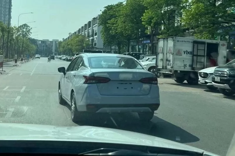 Thiết kế đuôi sau của Nissan Almera 2024 gần như không có gì thay đổi so với đời cũ. Xe vẫn được nhập khẩu nguyên chiếc từ Thái Lan Thiết kế đuôi sau của Nissan Almera 2024 gần như không có gì thay đổi so với đời cũ. Xe vẫn được nhập khẩu nguyên chiếc từ Thái Lan