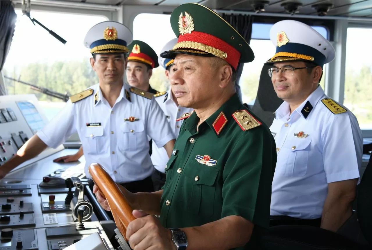 Đồng chí Phó Chủ nhiệm Tổng cục Chính trị kiểm tra tại Tàu 526, Hải đội 512, Lữ đoàn 127. (Ảnh: Văn Định) Đồng chí Phó Chủ nhiệm Tổng cục Chính trị kiểm tra tại Tàu 526, Hải đội 512, Lữ đoàn 127. (Ảnh: Văn Định)
