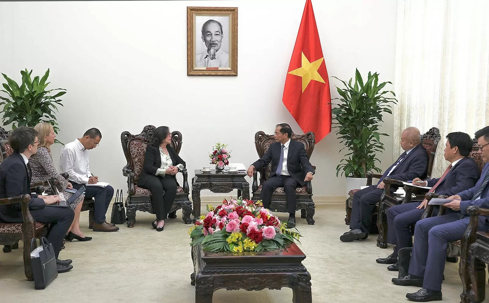 Phó Thủ tướng, Bộ trưởng Ngoại giao Bùi Thanh Sơn đã tiếp bà Manuela V. Ferro, Phó Chủ tịch Ngân hàng Thế giới (WB). (Nguồn VGO News) Phó Thủ tướng, Bộ trưởng Ngoại giao Bùi Thanh Sơn đã tiếp bà Manuela V. Ferro, Phó Chủ tịch Ngân hàng Thế giới (WB). (Nguồn VGO News)