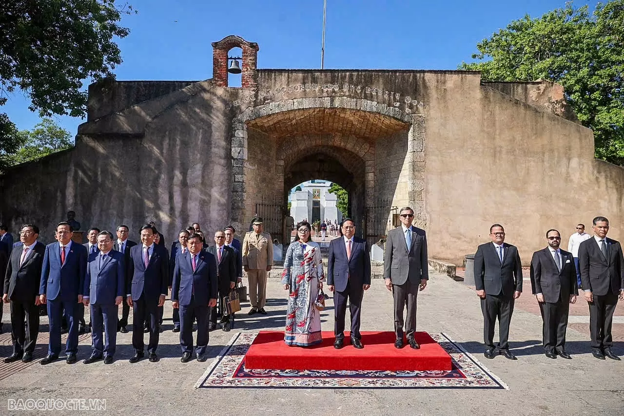 Thủ tướng Phạm Minh Chính và Phu nhân dâng hoa tưởng niệm lãnh đạo lập quốc Cộng hoà Dominica Thủ tướng Phạm Minh Chính và Phu nhân dâng hoa tưởng niệm lãnh đạo lập quốc Cộng hoà Dominica