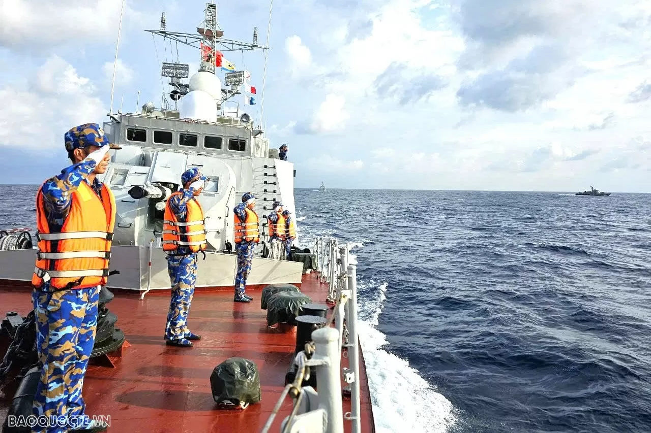 Cán bộ, chiến sĩ Tàu 265 chào tạm biệt Biên đội tàu Hải quân Hoàng gia Thái Lan sau khi kết thúc tuần tra chung. (Ảnh: Quốc Đạt) Cán bộ, chiến sĩ Tàu 265 chào tạm biệt Biên đội tàu Hải quân Hoàng gia Thái Lan sau khi kết thúc tuần tra chung. (Ảnh: Quốc Đạt)