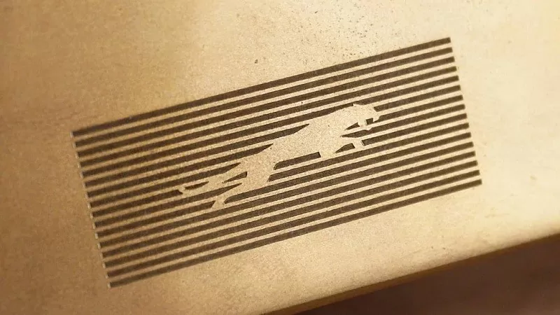 Biểu tượng chú báo nổi tiếng của Jaguar nằm nổi bật trên nền kẻ ngang Biểu tượng chú báo nổi tiếng của Jaguar nằm nổi bật trên nền kẻ ngang