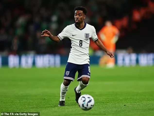 MU tính tái ký tiền đạo Anh Angel Gomes MU tính tái ký tiền đạo Anh Angel Gomes