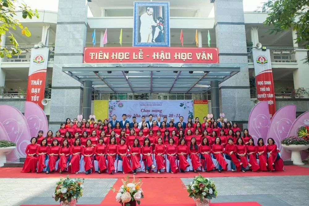 Trường Tiểu học Dịch Vọng A đón nhận Cờ thi đua của Chính phủ Trường Tiểu học Dịch Vọng A đón nhận Cờ thi đua của Chính phủ
