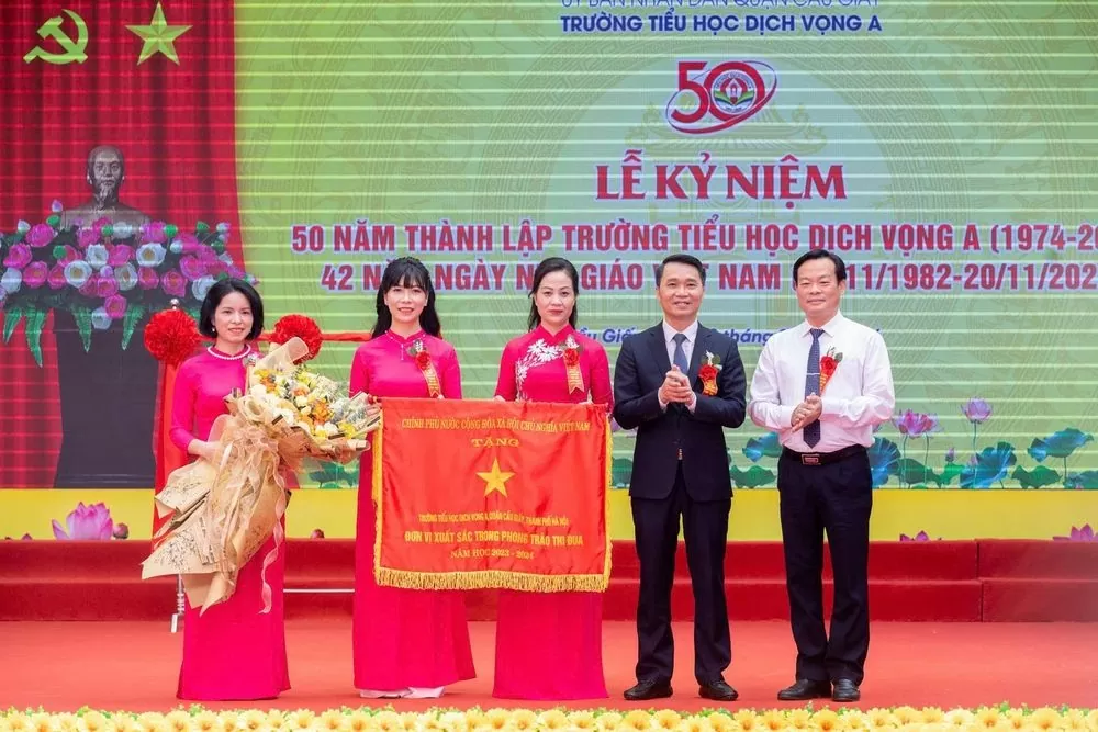 Trường Tiểu học Dịch Vọng A đón nhận Cờ thi đua của Chính phủ Trường Tiểu học Dịch Vọng A đón nhận Cờ thi đua của Chính phủ