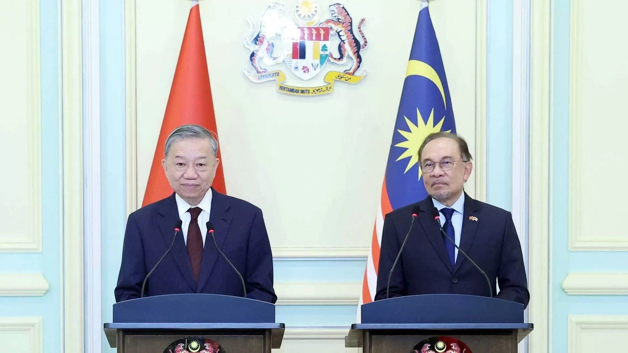 Tổng Bí thư Tô Lâm với Thủ tướng Malaysia Anwar Ibrahim tại buổi họp báo. (Nguồn: TTXVN) Tổng Bí thư Tô Lâm với Thủ tướng Malaysia Anwar Ibrahim tại buổi họp báo. (Nguồn: TTXVN)