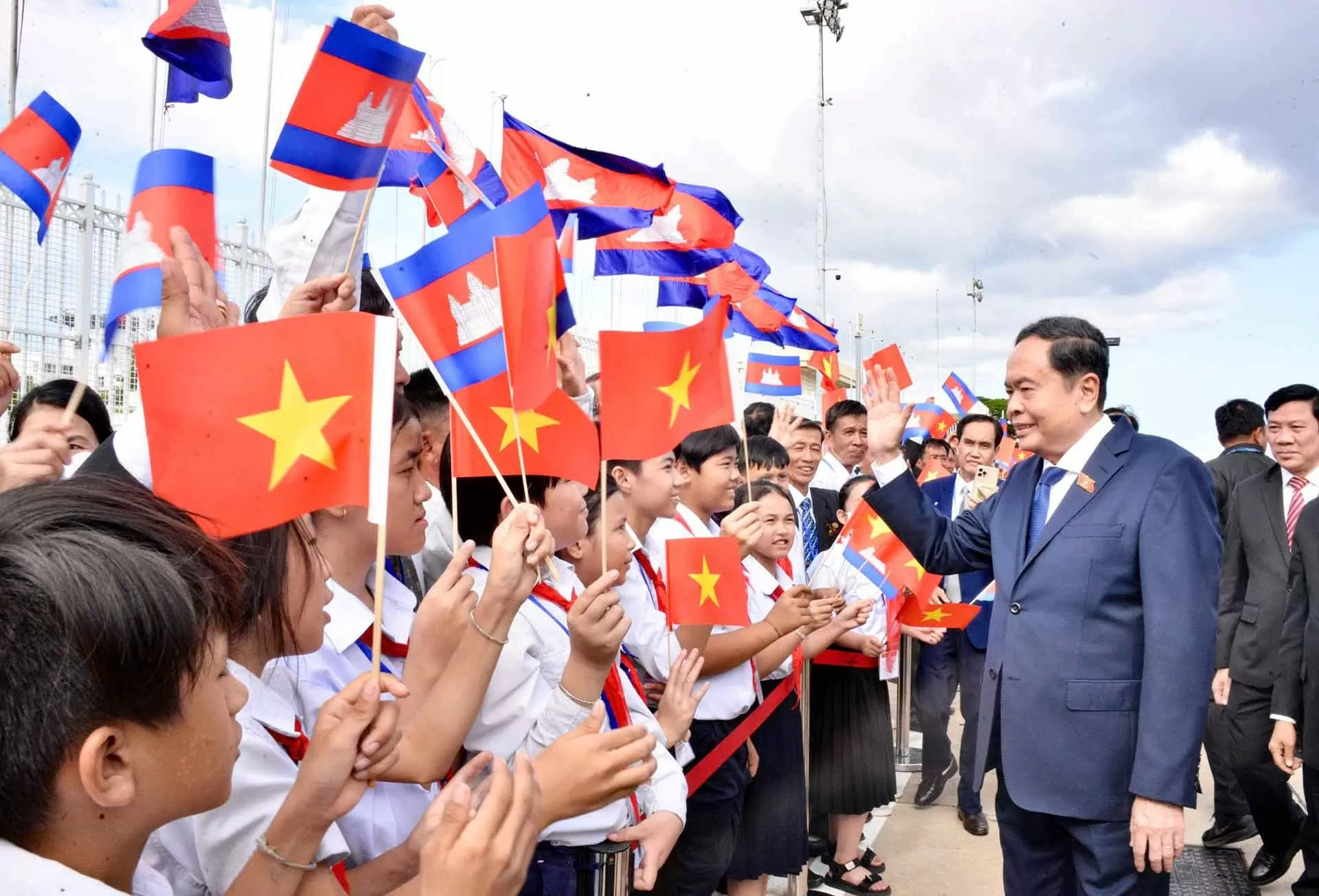 Lễ đón Chủ tịch Quốc hội Trần Thanh Mẫn tại sân bay quốc tế Pochentong, thủ đô Phnom Penh. (Nguồn: quochoi.vn) Lễ đón Chủ tịch Quốc hội Trần Thanh Mẫn tại sân bay quốc tế Pochentong, thủ đô Phnom Penh. (Nguồn: quochoi.vn)