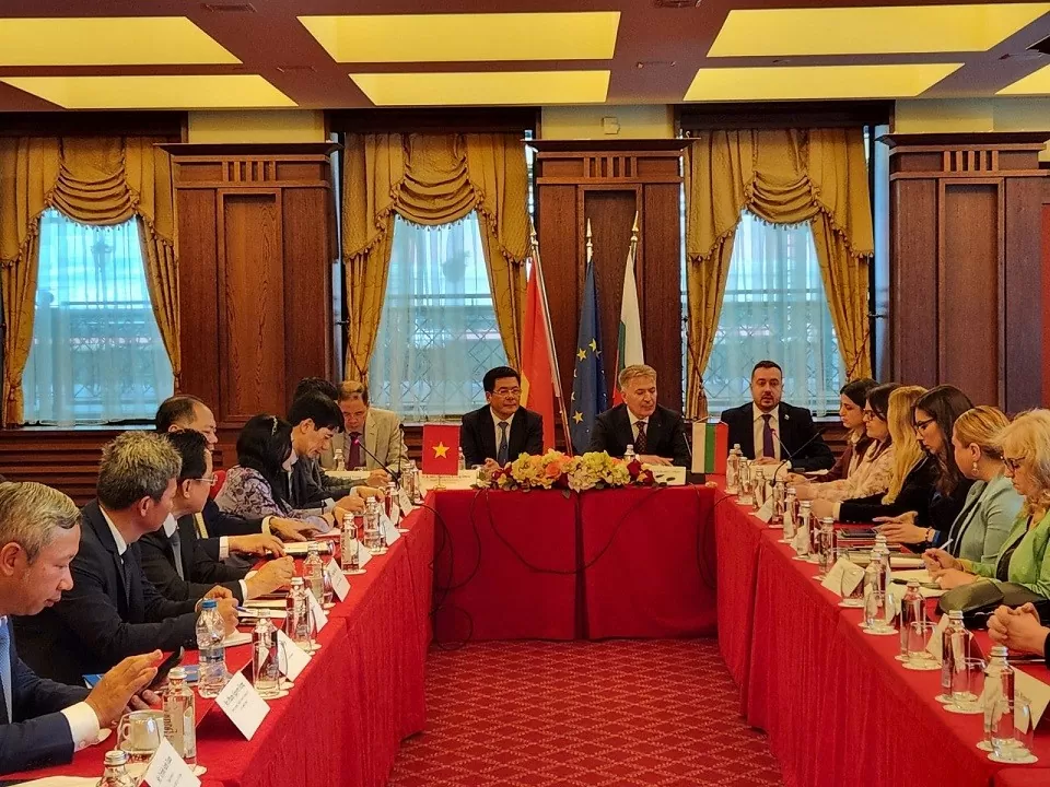 Đại sứ Đỗ Hoàng Long chỉ ra 5 ý nghĩa lớn từ chuyến thăm Việt Nam của Tổng thống Bulgaria Rumen Radev Đại sứ Đỗ Hoàng Long chỉ ra 5 ý nghĩa lớn từ chuyến thăm Việt Nam của Tổng thống Bulgaria Rumen Radev