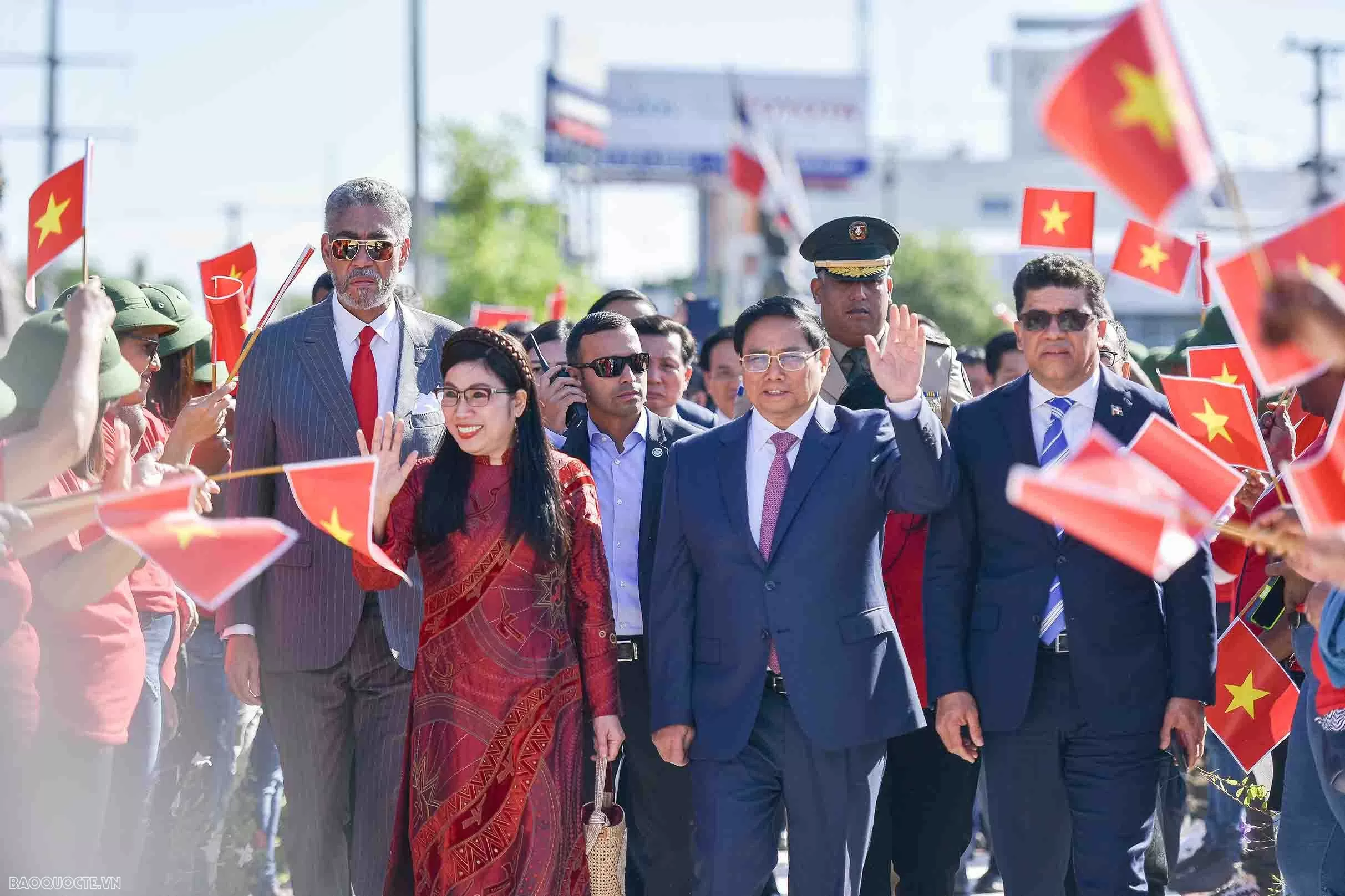 Thủ tướng Phạm Minh Chính cùng Phu nhân dự lễ khánh thành tôn tạo và dâng hoa tại Tượng đài Chủ tịch Hồ Chí Minh ở Thủ đô Santo Domingo. (Ảnh: Nguyễn Hồng) Thủ tướng Phạm Minh Chính cùng Phu nhân dự lễ khánh thành tôn tạo và dâng hoa tại Tượng đài Chủ tịch Hồ Chí Minh ở Thủ đô Santo Domingo. (Ảnh: Nguyễn Hồng)