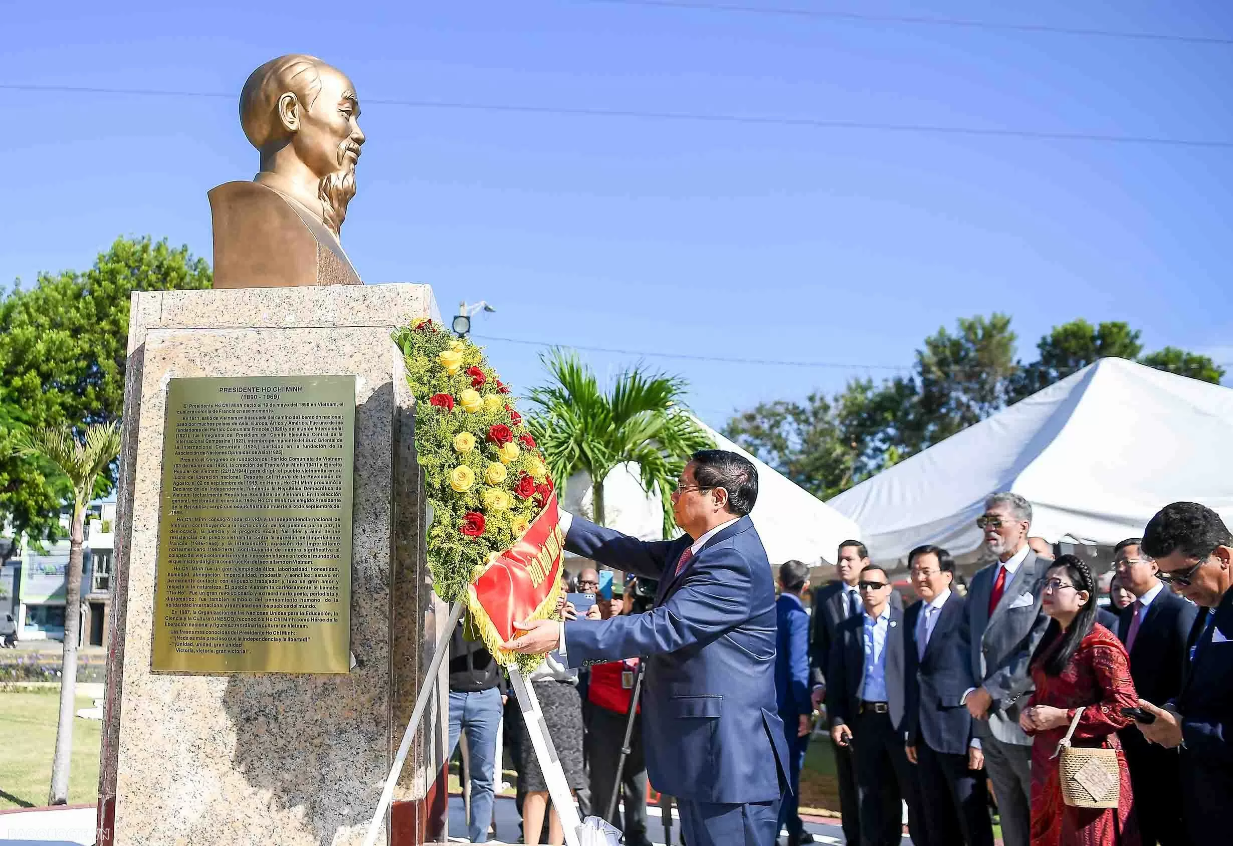 Tượng đài Chủ tịch Hồ Chí Minh tại Thủ đô Santo Domingo khánh thành vào tháng 2/2013, được đặt bên cạnh những vĩ nhân nổi tiếng khác của nhân loại, như lãnh tụ, Tổng thống Nam Phi Nelson Mandela, Anh hùng dân tộc Cuba José Martí… (Ảnh: Nguyễn Hồng) Tượng đài Chủ tịch Hồ Chí Minh tại Thủ đô Santo Domingo khánh thành vào tháng 2/2013, được đặt bên cạnh những vĩ nhân nổi tiếng khác của nhân loại, như lãnh tụ, Tổng thống Nam Phi Nelson Mandela, Anh hùng dân tộc Cuba José Martí… (Ảnh: Nguyễn Hồng)