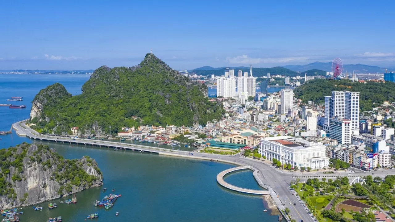 Mê mẩn khung cảnh của cung đường bao biển đẹp nhất Việt Nam ở Quảng Ninh Mê mẩn khung cảnh của cung đường bao biển đẹp nhất Việt Nam ở Quảng Ninh